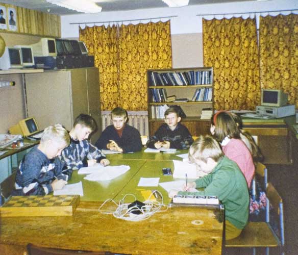 «Эра-4». Воспитанники обсерватории «Вега» готовятся к конкурсу.  1999 г.